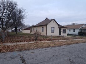 307 W Hyde Park Ave in St. Joseph, MO - Building Photo