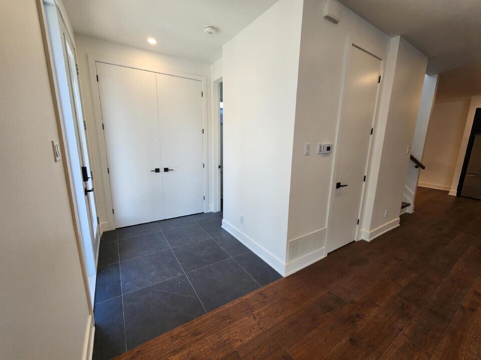 864 Woodroffe Ave in Ottawa, ON - Building Photo