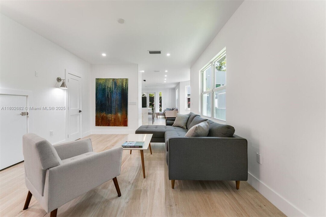 3125 Paola Dr in Miami, FL - Building Photo