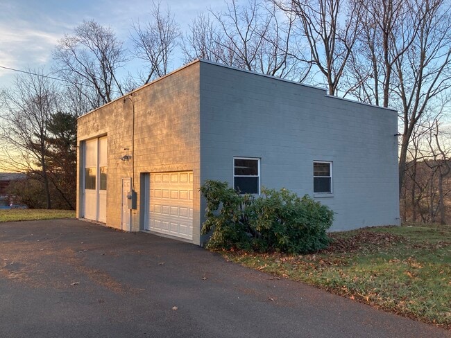 203 Oakvale Rd in Princeton, WV - Building Photo - Building Photo