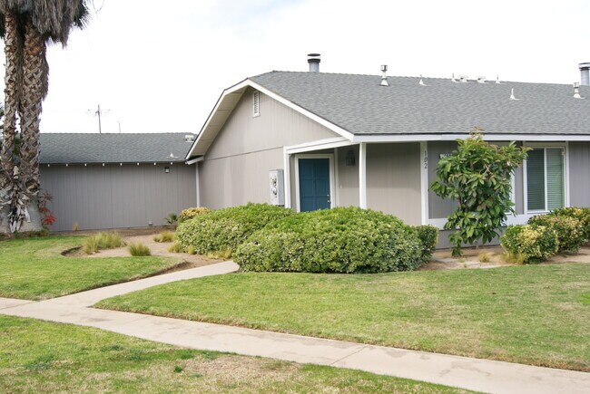 2260 Cherry Ln in Clovis, CA - Building Photo - Building Photo