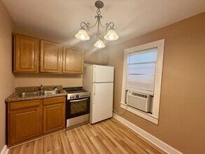 321 W Allen St in Hendersonville, NC - Building Photo - Building Photo