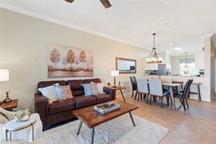 2740 Cypress Trace Cir in Naples, FL - Building Photo