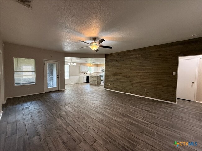 1005 E Ave S in Belton, TX - Foto de edificio - Building Photo