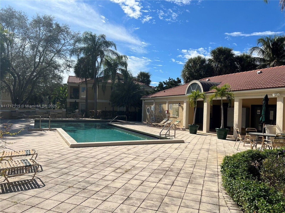 777 Riverside Dr in Coral Springs, FL - Building Photo