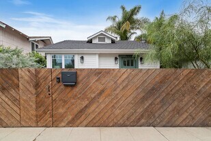 1425 Cabrillo Ave in Venice, CA - Building Photo