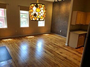 2211 Sarah St, Unit 2 in Pittsburgh, PA - Foto de edificio - Building Photo