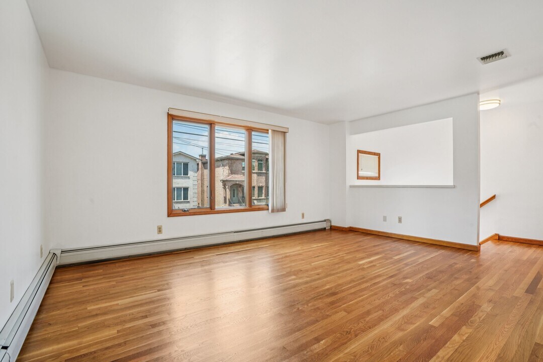 2402 Hammett Ave in Fort Lee, NJ - Building Photo
