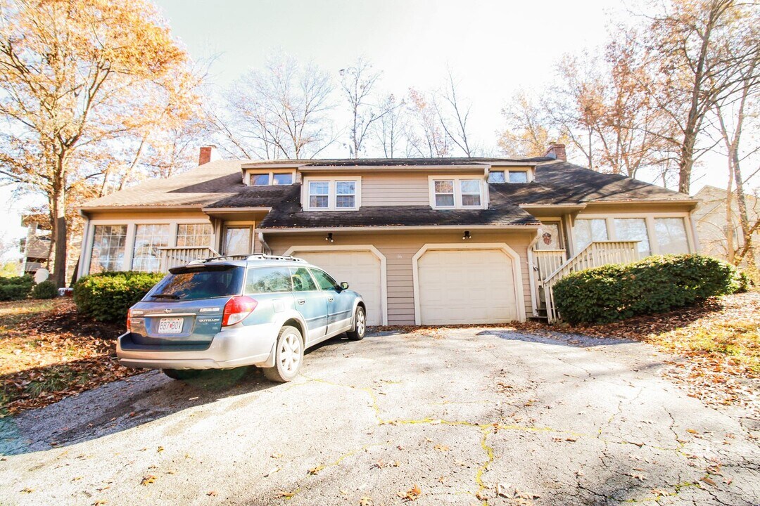 16 E Clarkson Rd in Columbia, MO - Building Photo