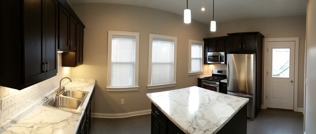 1939 N Bartlett Ave, Unit Upper Flat in Milwaukee, WI - Building Photo - Building Photo