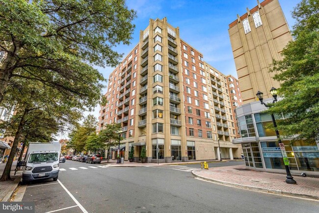 1020 N Highland St in Arlington, VA - Foto de edificio - Building Photo