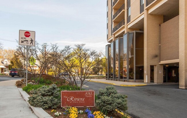 4242 East West Hwy, Unit 1010 in Bethesda, MD - Foto de edificio - Building Photo