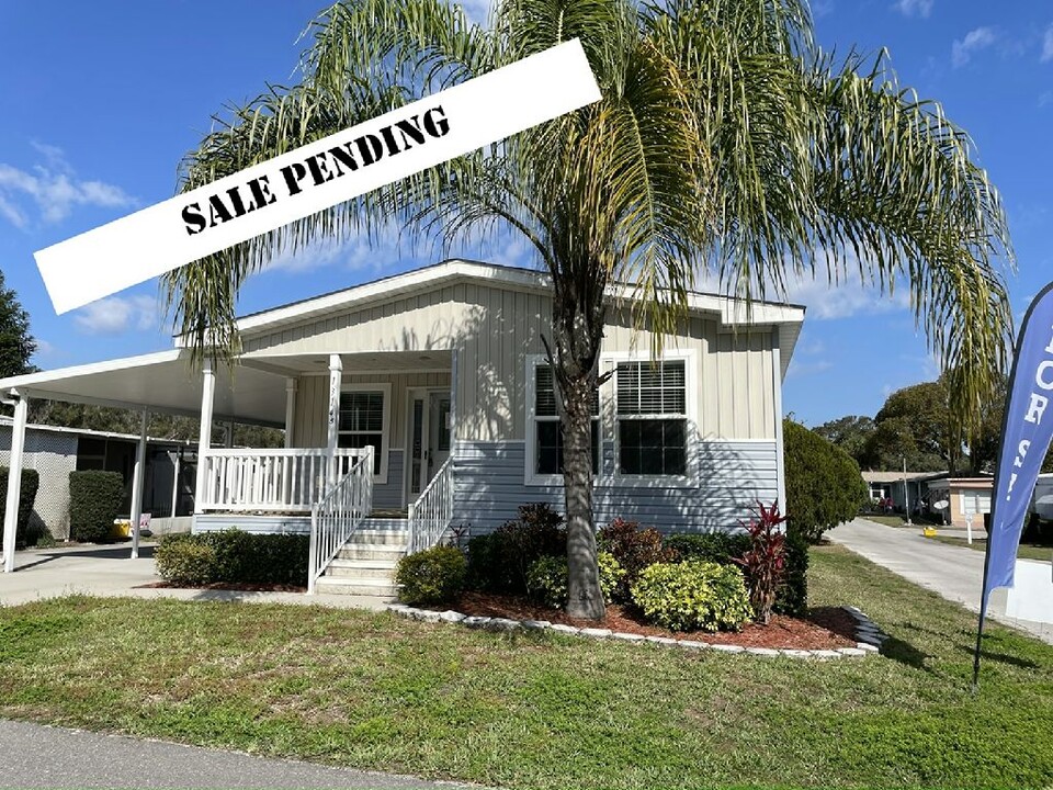 13145 Grape Ave in Grand Island, FL - Foto de edificio
