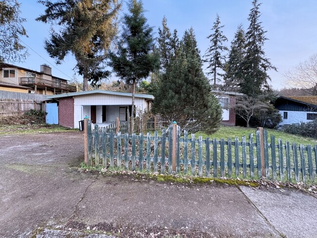 1180 E 37th Ave in Eugene, OR - Foto de edificio - Building Photo