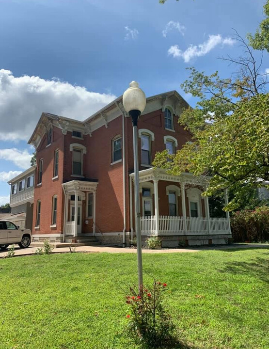 1610 Vermont St, Unit 1A in Quincy, IL - Building Photo