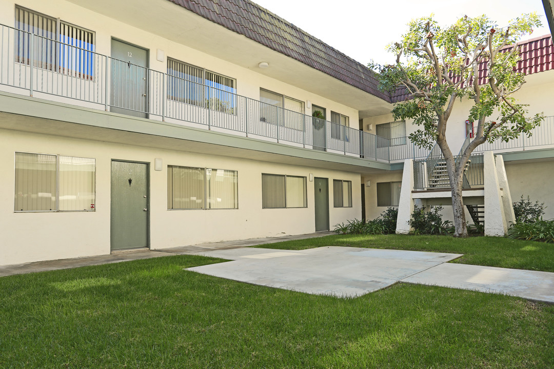 Villas Apartments Homes in Anaheim, CA - Building Photo