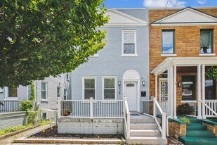 526 Roxboro Pl NW in Washington, DC - Building Photo