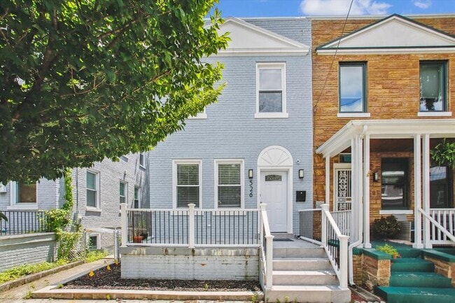 property at 526 Roxboro Pl NW