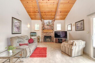 1703 Russell Way in Roseville, CA - Building Photo - Building Photo