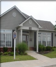 Brookfield Apartments in Valley Center, KS - Foto de edificio - Building Photo