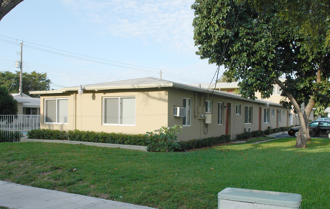 Chalet Motel Apartments in Hollywood, FL - Building Photo - Building Photo