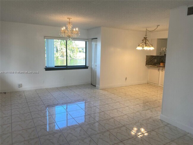 200 Wimbledon Lakes Dr in Plantation, FL - Building Photo - Building Photo