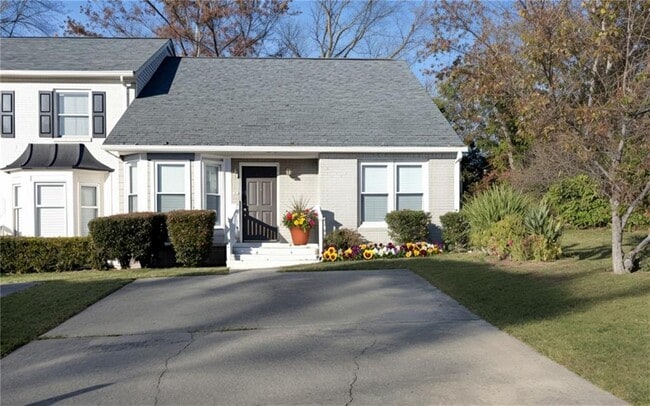 1156 Magnolia Way SE