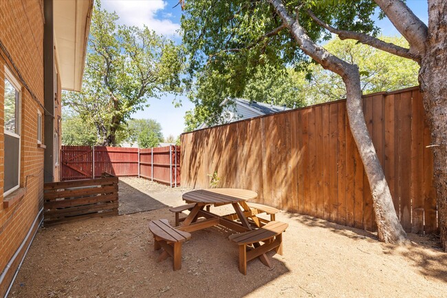 5837 Locke Ave in Fort Worth, TX - Building Photo - Building Photo