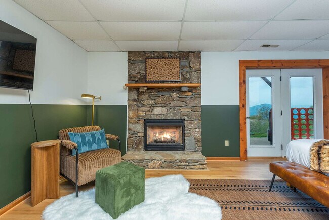 36 Randall Dr in Fairview, NC - Building Photo - Building Photo