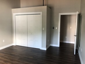 108 Adams St, Unit 221 in Leominster, MA - Building Photo - Building Photo