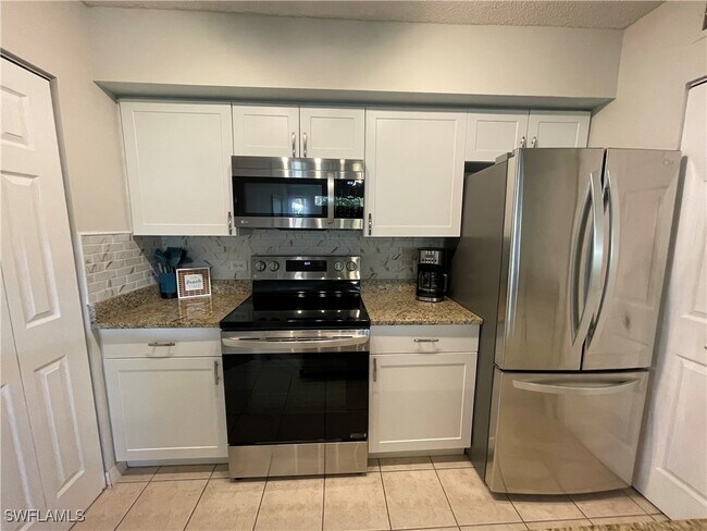 8870 Colonnades Ct W in Bonita Springs, FL - Building Photo - Building Photo