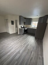 10428 Somerset Blvd in Bellflower, CA - Foto de edificio - Building Photo