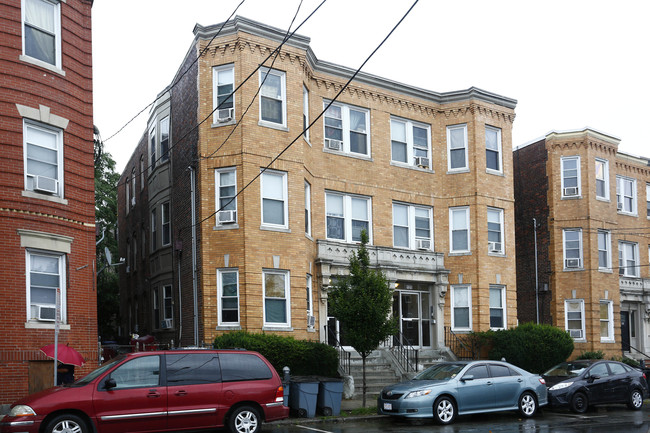 135 Hawthorne St in Chelsea, MA - Foto de edificio - Building Photo