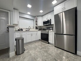 10865 SW 112th Ave in Miami, FL - Building Photo