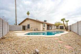 302 W Shawnee Dr in Chandler, AZ - Building Photo