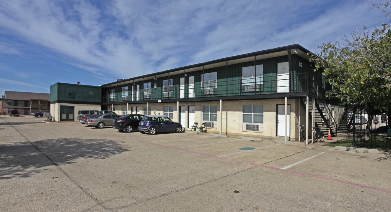 Eagle Manor Apartments in Denton, TX - Building Photo