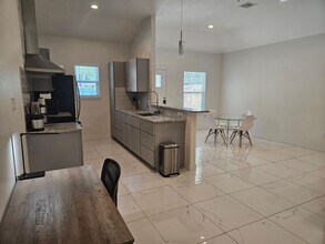 702 5th St in Corpus Christi, TX - Foto de edificio - Building Photo