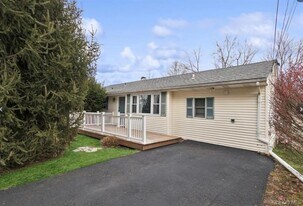 98 Widmer Rd in Wappingers Falls, NY - Building Photo