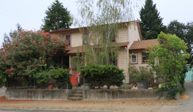 421 E 1st St in Cloverdale, CA - Building Photo - Building Photo