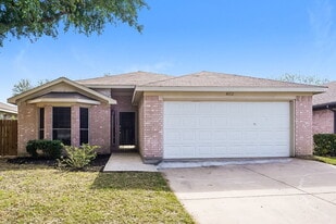 8112 Broken Arrow Rd in Fort Worth, TX - Building Photo