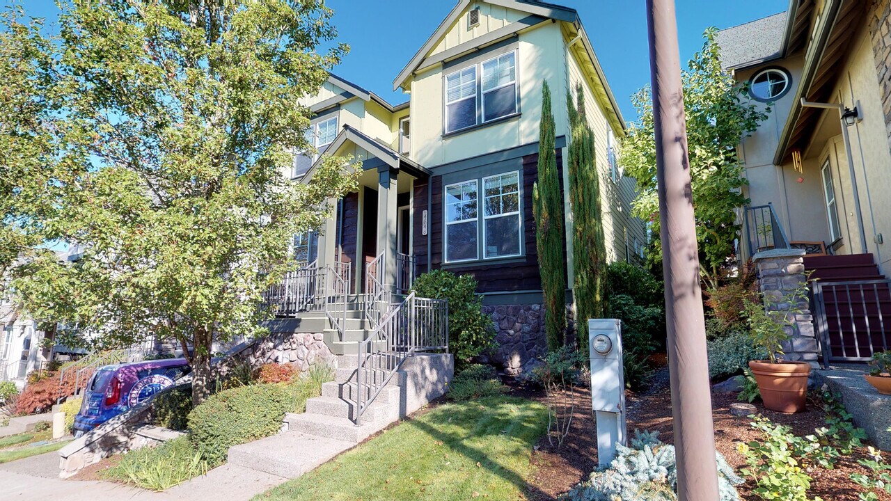 4648 NW Moretti Terrace in Portland, OR - Building Photo
