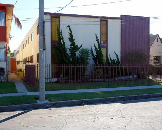 742 N Inglewood Ave in Inglewood, CA - Building Photo - Building Photo