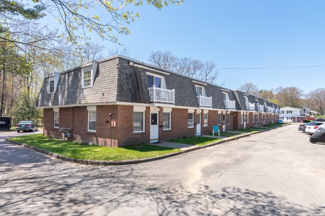 934 N Main St, Unit 13 in Laconia, NH - Foto de edificio - Building Photo