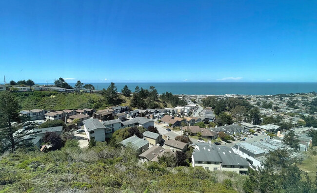 524 Monterey Rd in Pacifica, CA - Building Photo - Building Photo