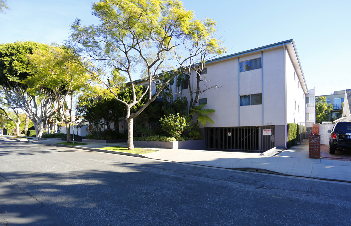 1162 N Poinsettia Pl in Los Angeles, CA - Building Photo