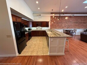 107 W Grand River Ave in Howell, MI - Foto de edificio - Building Photo