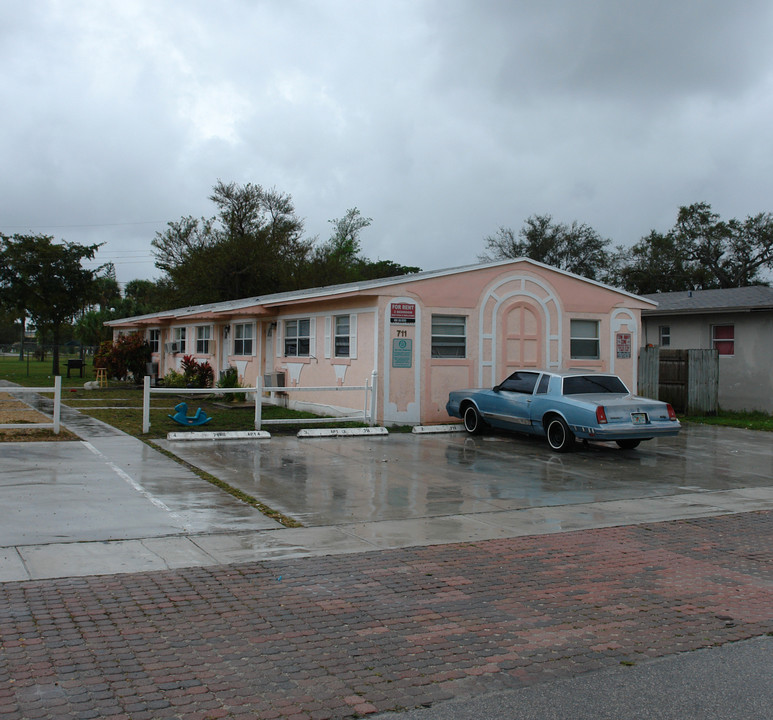 711 SW 10th St in Dania Beach, FL - Building Photo