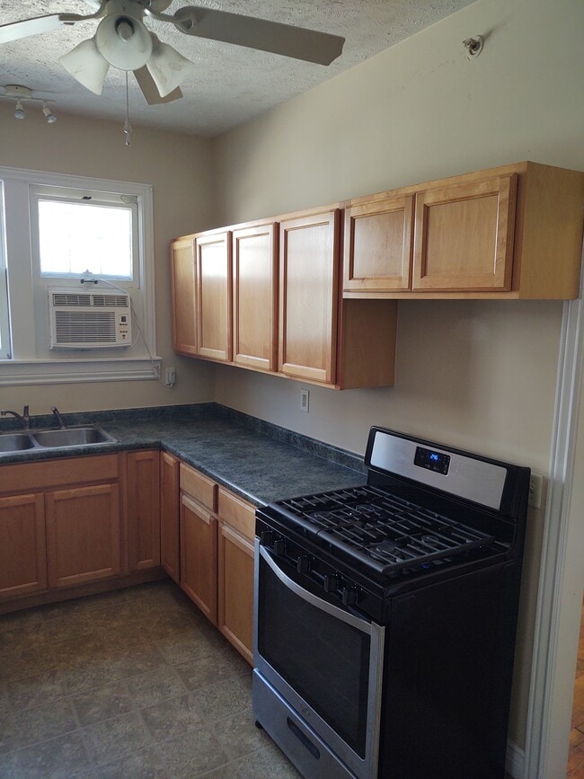 821 W South St, Unit 2E in Kalamazoo, MI - Building Photo - Building Photo