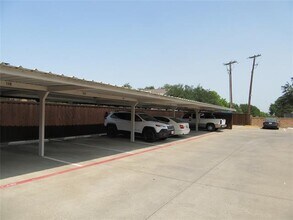 13715 Preston Rd in Dallas, TX - Foto de edificio - Building Photo