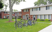 Pinewood Court Condominiums in Sterling Heights, MI - Foto de edificio - Building Photo